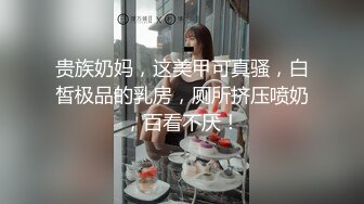 超市裏粉嫩細長腿大學妹,內褲勒到屁股溝裏了