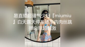 漂亮学生妹在浴室脱衣展示娇嫩身材