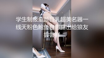 小脸蛋可爱英伦风学姐，戴上丝袜手套摸摸淫穴又放嘴里舔舔，拨弄阴唇的手温柔地轻轻抚摸，真是掩饰不住骚！