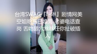 【如充气娃娃一般超粉美穴】水晶假屌双洞齐插，快乐加倍，一起插小穴撑爆，吸在桌子上美臀骑坐，拔出来沾了很多粘液