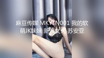 身材丰腴性感美女就是让人欲罢不能，在沙发上骑乘肉棒吸奶子揉搓搞一炮，不过瘾床上揉逼逼舔鸡巴性福