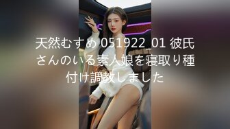 合租房门缝偷窥房东的女儿洗澡好像被她发现了赶紧溜