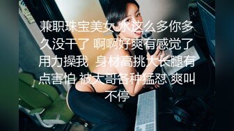 小女友边看黄片学习，边做，女上位啪啪，还不忘记比心