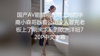 真实夫妻居家玩弄媳妇的逼逼给狼友看，掰开小穴展示无套插入媳妇的逼逼漏出骚奶子爆草抽插，嫂子差点露脸了