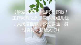 4个妞的淫乱生活，皮肤比较黑的大哥草嘴，小妹穿着假鸡巴内裤草穴，舔着嫩逼还让骚逼口交，淫乱互草玩奶子