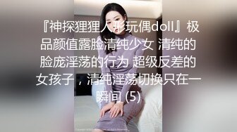 穿着黑丝情趣内衣的母狗等着被后入