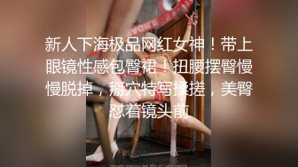 母子乱伦镜头前的激情，熟女大妈啥都会吹舔吸弄口交小哥的大鸡巴，镜头前被各种抽插爆草，老逼就是败火