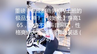 几个月没见面的异地情侣下车回去掀开裙子就开操，小别胜新婚插得妹子抑制不住的呻吟起来