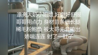 潜入茶楼女厕偷拍一个玩游戏的漂亮美女