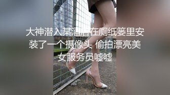 大神潜入某酒店在厕纸篓里安装了一个摄像头 偷拍漂亮美女服务员嘘嘘