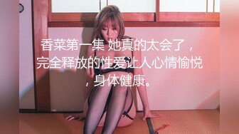 《极品CP魔手外购》坑神潜入某单位女厕隔板缝中实拍超多小姐姐方便，赤裸裸逼脸同框，妹子对着镜头看半天都没发现异常 (6)