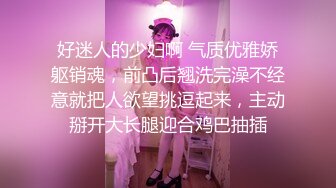 公司厕所偷拍美女下属脱了文胸让领导玩奶，一边给领导吹箫打飞机