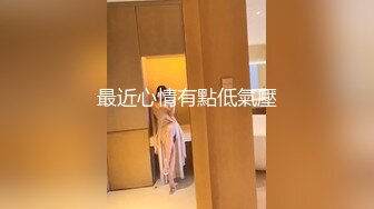 妹子把小三抓到卫生间脱她衣服露出两个白花花大奶子