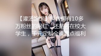 《魔手外购极品CP》美女众多女厕近景后位偸拍数位小姐姐方便，全是大翘臀菊花蜜洞清晰可见，尿声响亮