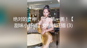 少妇给小宝宝喂奶 小家伙可真皮 吃一只还要玩一只