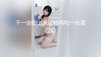 清纯小美女露脸深夜陪狼友撩骚，全程露脸逼逼粉嫩奶子还不小，揉奶玩逼特写展示，隔着屏幕要舔哥哥大鸡巴