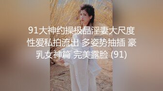 固定摄像头偷拍长裙美女 撅着大屁股尿尿 人美B更美